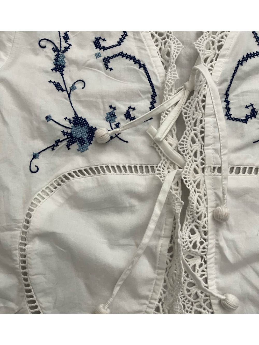 White Embroidered Lace Cropped Top with Blue Floral Details - Picture 4 of 6